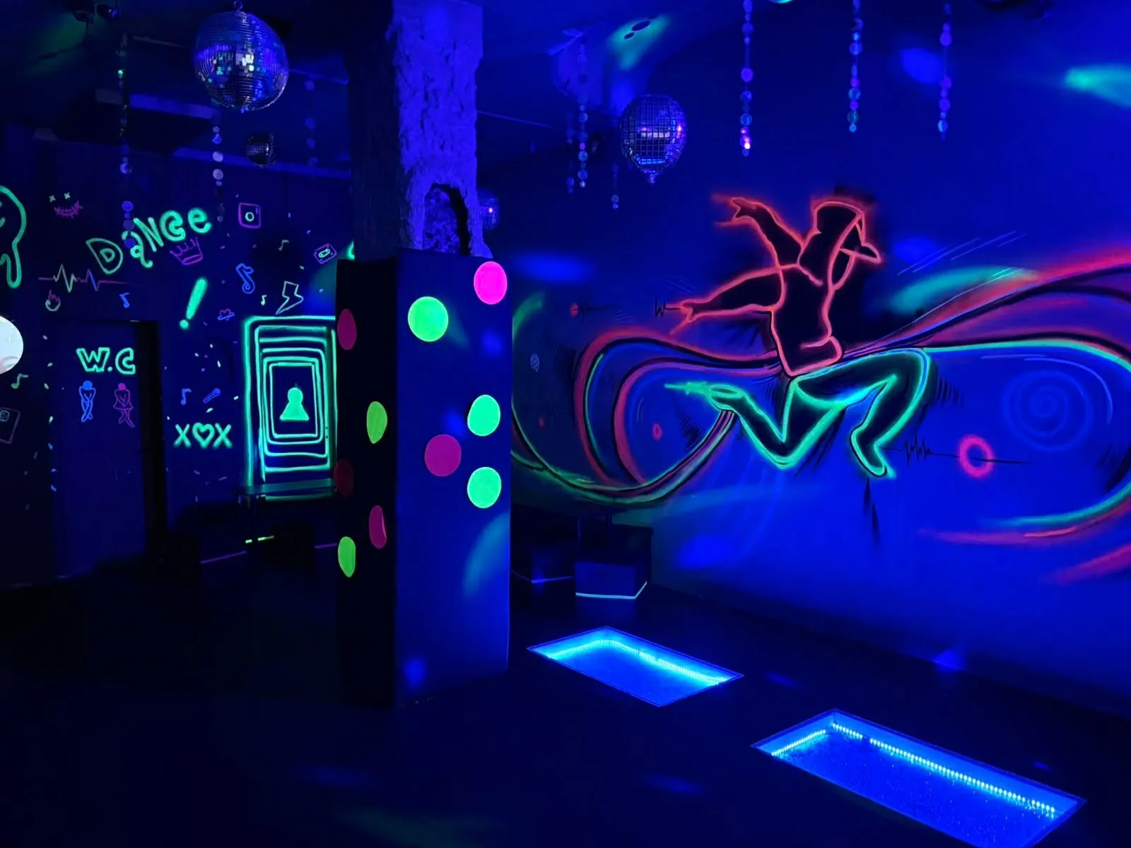 Neon τοιχογραφία χορευτή και φωτισμός UV στη Neon Disco