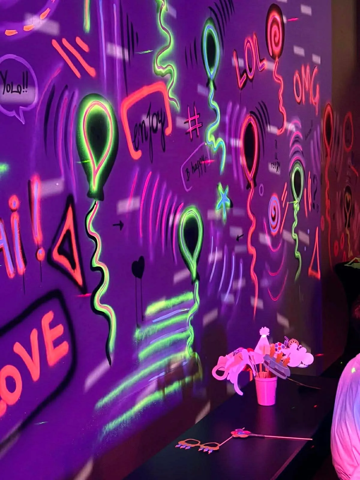 Εντυπωσιακός neon φωτισμός και graffiti για παιδικό πάρτυ στο Περιστέρι